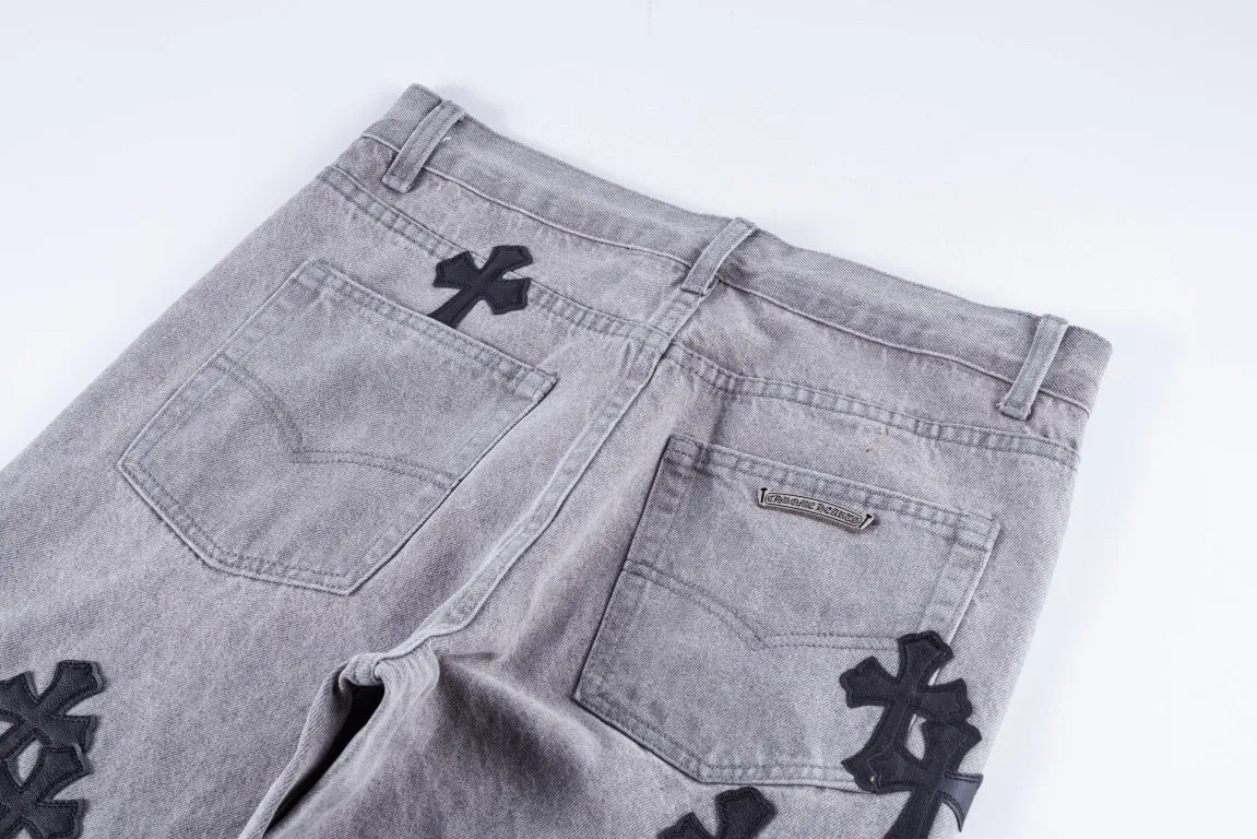 P210 Top version (grey pants, black leather) Top version Chrome Hearts jeans with leather jeans. As we all know, chromehearts jeans use vintage Levis jeans as the base for creation. They usually add their own unique silver buckles and silver ornaments, plus leather embellishments. This is what doubles the value of these vintage jeans, because the base is Vintage jeans, the jeans themselves have become very soft and comfortable after years of baptism, which can be distinguished from ordinary jeans. Regarding the size, you should also refer to the pants data. Style number: 1607# Color: gray pants and black leather Size: 28 30 32 34 28 Waist 86 Hips 100 Pants length 102 30 Waist 90 Hips 104 Pants length 104 32 Waist 94 Hips 108, pants length 106 34, waist 98, hips 112, pants length 110